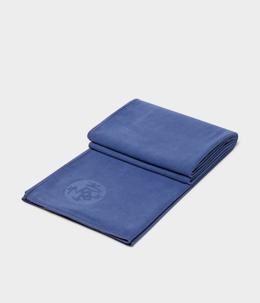  Manduka eQua Yoga Hand Towel - Quick Drying Microfiber,  Lightweight, Yoga Accessories Easy for Travel, 16 Inch (40cm), Midnight  Blue : E Qua Towel : Sports & Outdoors
