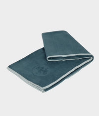  Manduka eQua Yoga Hand Towel - Quick Drying Microfiber,  Lightweight, Yoga Accessories Easy for Travel, 16 Inch (40cm), Sage Solid :  Sports & Outdoors