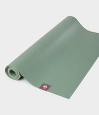 Manduka EKO Superlite Yoga Travel Mat – 1.5mm Thick Travel Mat for  Portability, Eco Friendly and Made from Natural Tree Rubber. Superior Catch  Grip
